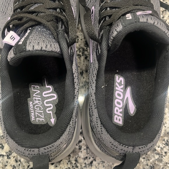 Brooks Levitate GTS 5- Women’s Size 6.5 - Picture 7 of 9